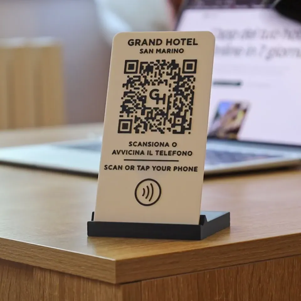 Il telefono sfiora il cavaliere sul tavolo e l’app si apre